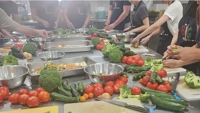 シドニーのチャリティ団体OBKで食事支援に参加するボランティア